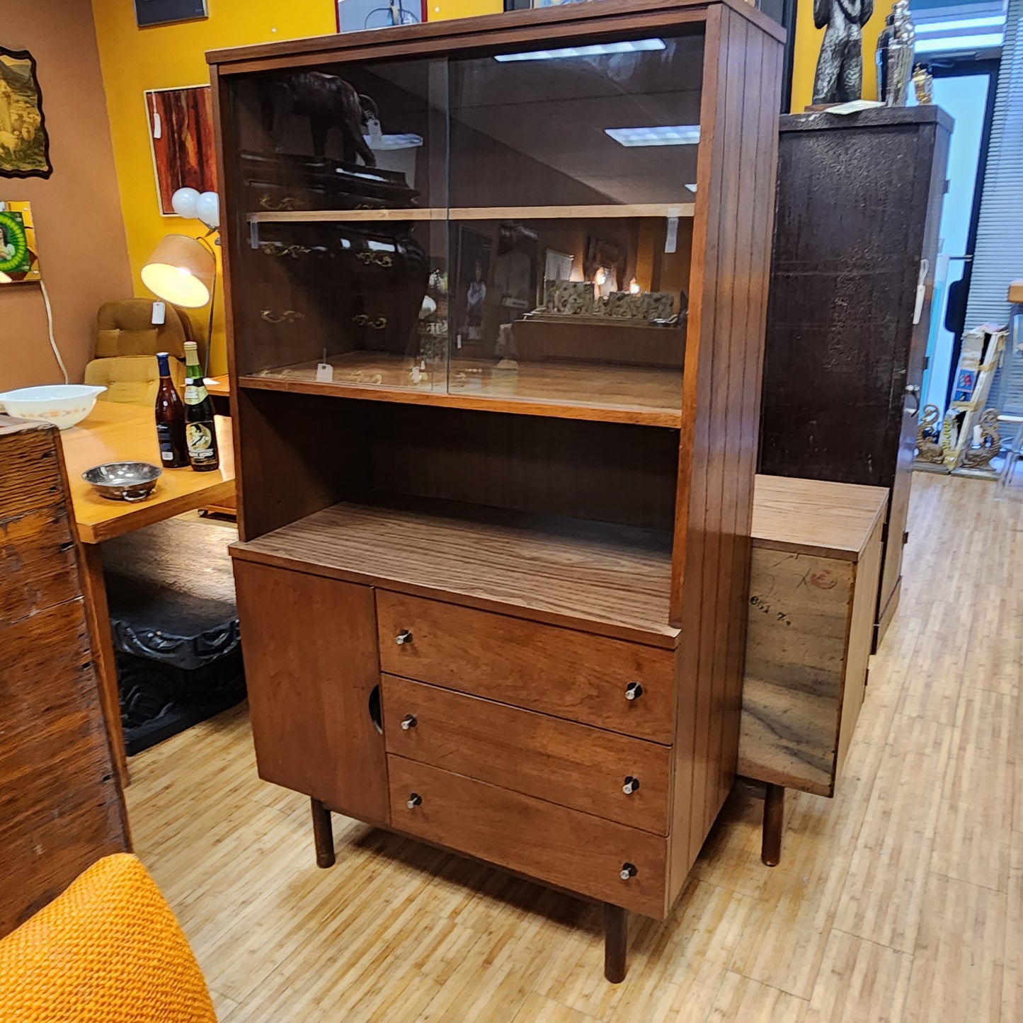 Petite Mid-Century Stanley 1 Piece Buffet Hutch China Cabinet