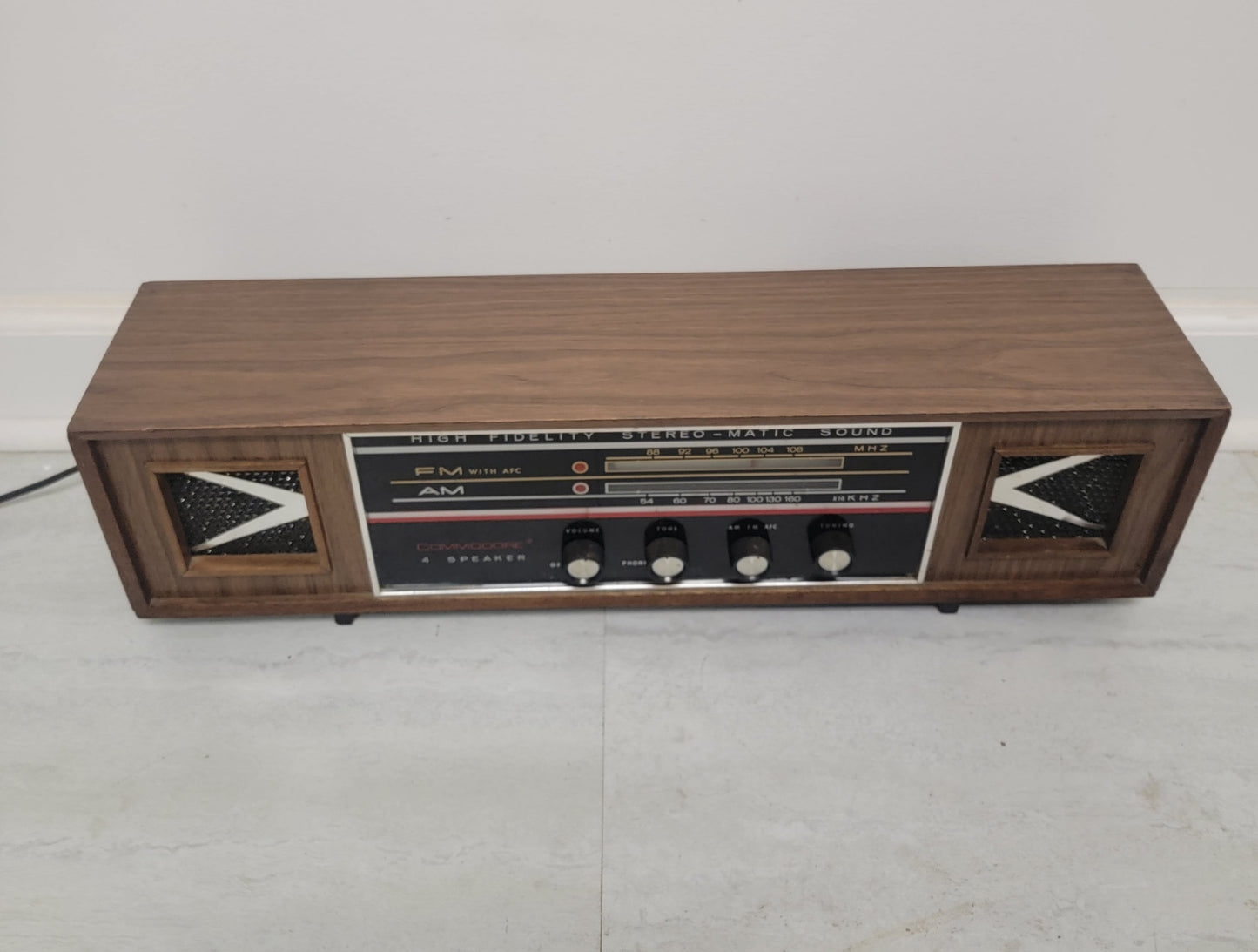 Vintage Commodore 4 Speaker Model 744 AM FM Radio
