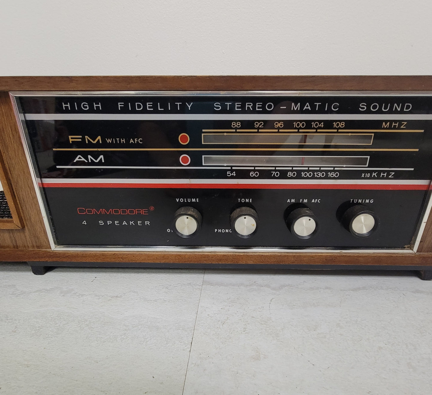 Vintage Commodore 4 Speaker Model 744 AM FM Radio